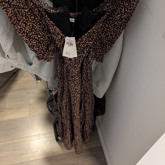 Abercrombie & Fitch Off the Shoulder flowy Dress - Picture 2 of 5